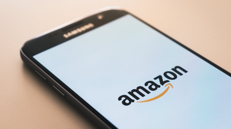 Amazon, nel 2022 bloccate 200 milioni di recensioni bufala
