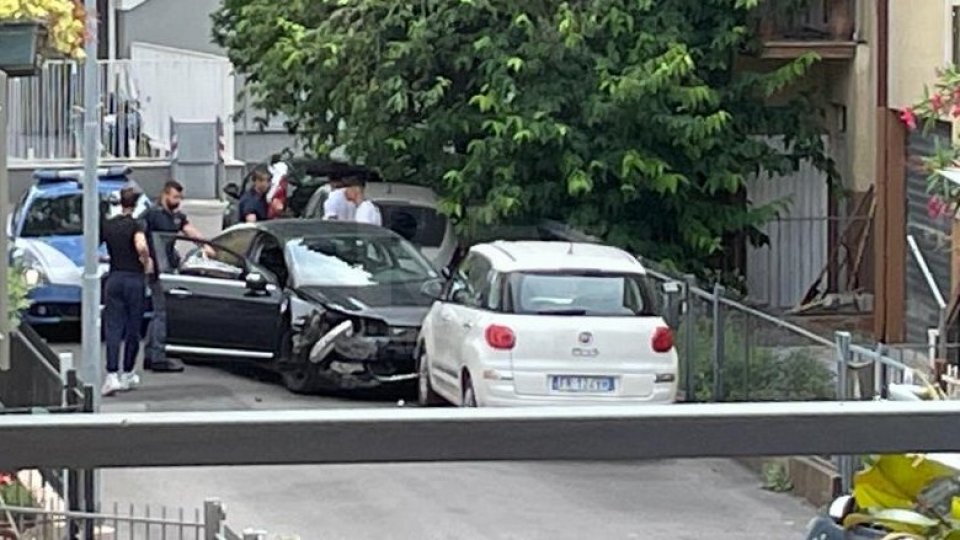 Inseguimento a San Giuliano: auto si schianta contro veicolo in sosta