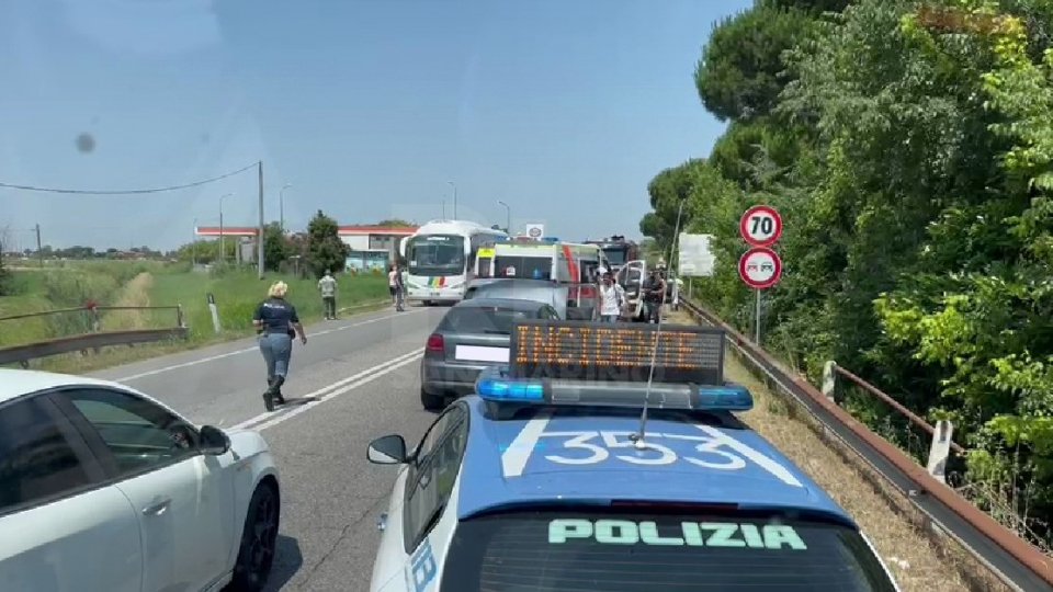 Rimini: tamponamento a catena sulla Statale 16, donna al Bufalini