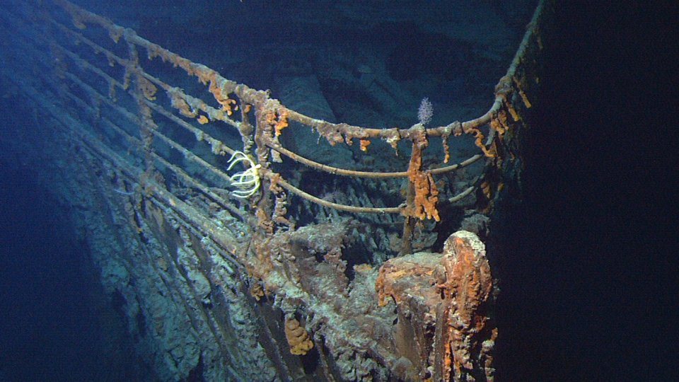La prua del Titanic fotografata nel giugno 2004 (Immagine di pubblico dominio)
