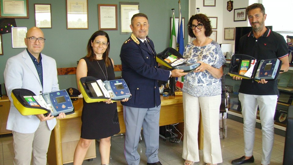 Cerimonia di cessione, da parte dell&#39;Ausl Romagna, di quattro defibrillatori  semiautomatici alla Polizia Stradale di Rimini