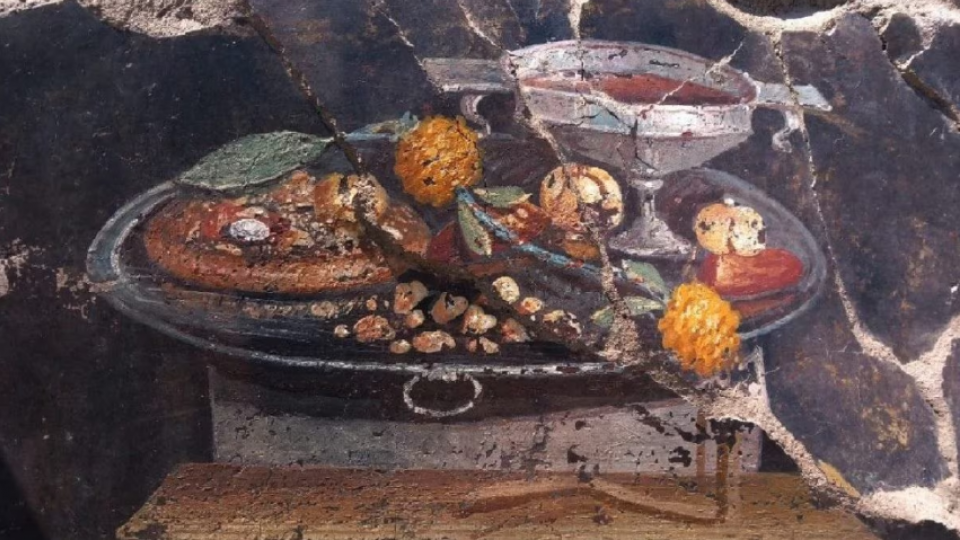 Nell'immagine, la cosiddetta 'antenata' della pizza a sinistra del piatto