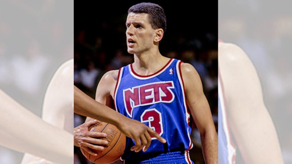 Di Cavic = Steve Lipofsky - http://www.basketballphoto.com/NBA_Basketball_Photographs.htm, CC BY-SA 3.0, https://commons.wikimedia.org/w/index.php?curid=18400202