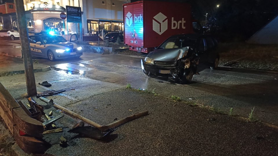 Santarcangelo: auto esce di strada e distrugge guardrail