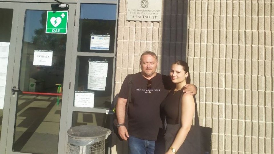 Daniele e Diletta all'entrata dell'Ipsia. @IPSIA Pacinotti Pontedera - Corso Serale (Facebook)
