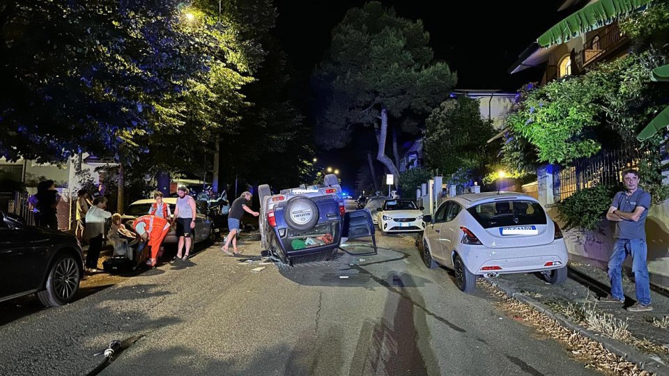 Incidente a Riccione: 80enne perde il controllo dell'auto e cappotta