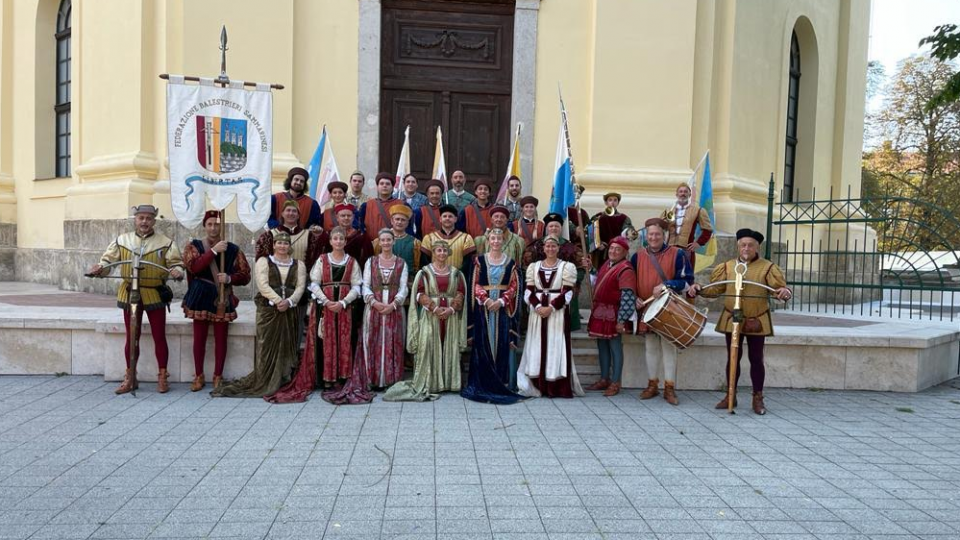 La Federazione Balestrieri Sammarinesi Esegue un Elegante Tuffo nel Carnevale dei Fiori di Debrecen