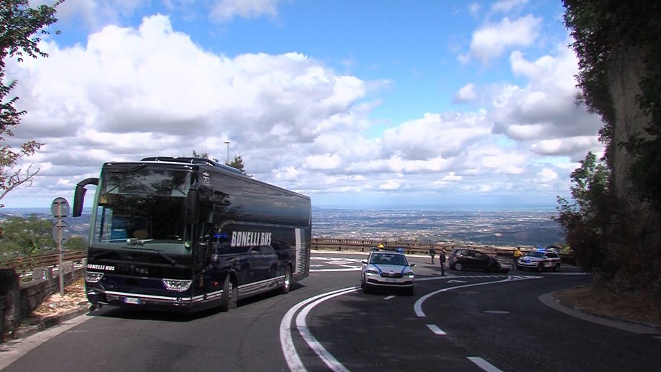 San Marino, auto contro bus Bonelli all'incrocio fra via Piana e via Montalbo: nessun ferito