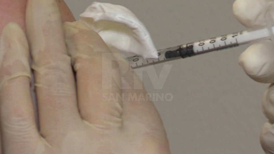 Ue autorizza il vaccino contro le nuove varianti del Covid, San Marino si allinea