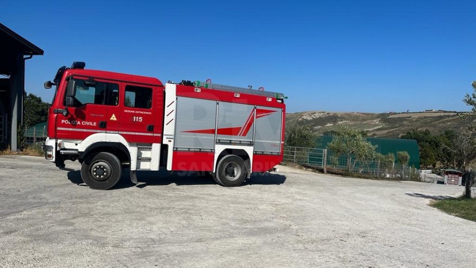 Incendio in un'azienda agricola a Domagnano: rogo spento e situazione sotto controllo