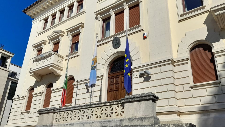 Bandiera tricolore a mezz'asta all'Ambasciata d'ItaliaBandiera tricolore a mezz'asta all'Ambasciata d'Italia