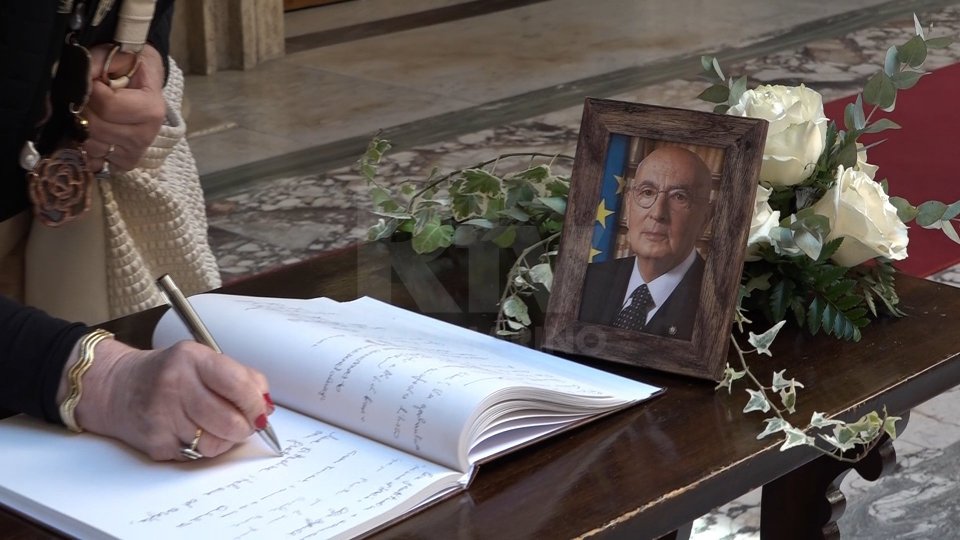 Nel video le voci delle persone venute a rendere omaggio a Giorgio Napolitano e l'intervista a Massimo D'Alema, ex presidente del Consiglio