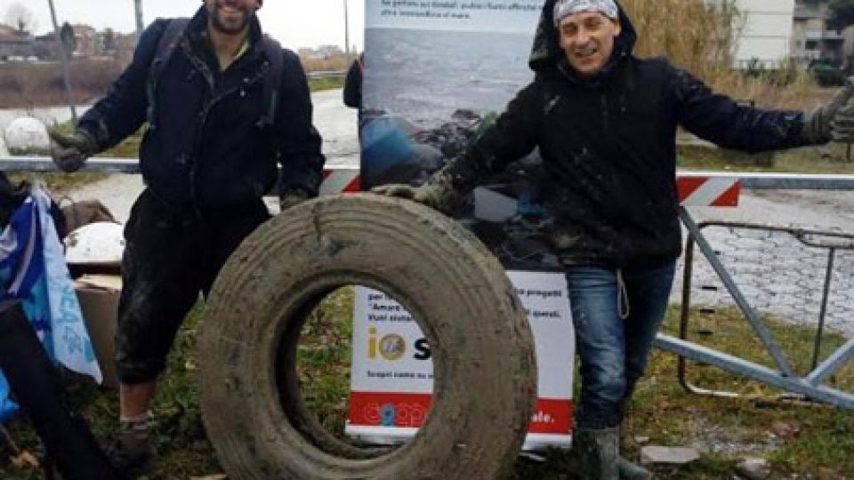 Rimini: volontari puliscono gli argini del deviatore del Marecchia