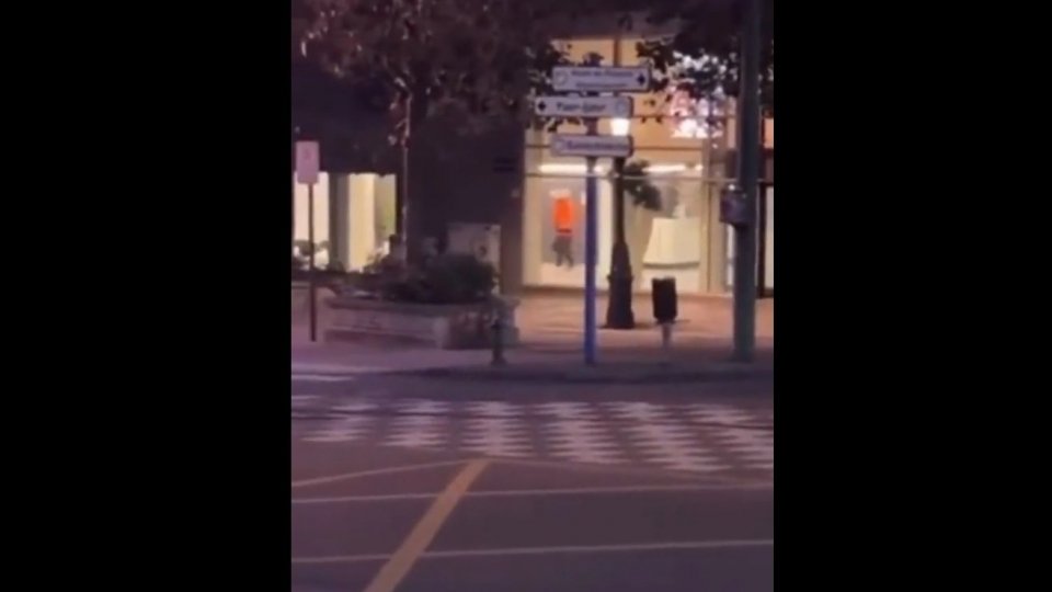un fotogramma del video pubblicato sui social che mostra l'attentatore