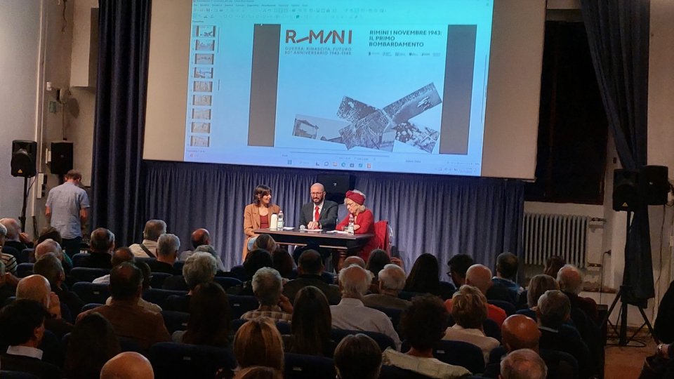 Rimini ricorda il primo bombardamento di 80 anni fa: più di cento persone hanno partecipato alla visita guidata e alla presentazione del podcast “Rimini in guerra 1943-1945”