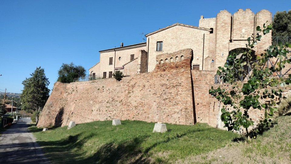 Rocca Malatestiana, dopo i lavori di consolidamento, conclusi gli interventi di manutenzione e pulizia dell’area perimetrale alla base dei torrioni e delle antiche mura