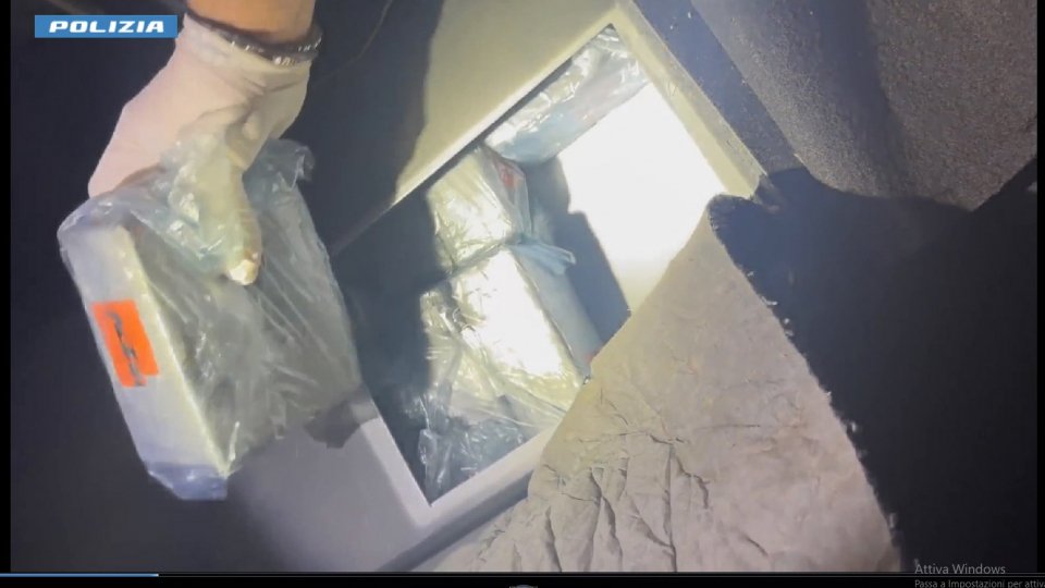 Forlì: sequestro record di cocaina, nascosta sotto i sedili auto grossa cilindrata