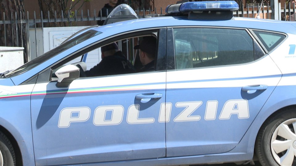 Danneggiano auto in sosta a Rimini, due arresti e un denunciato