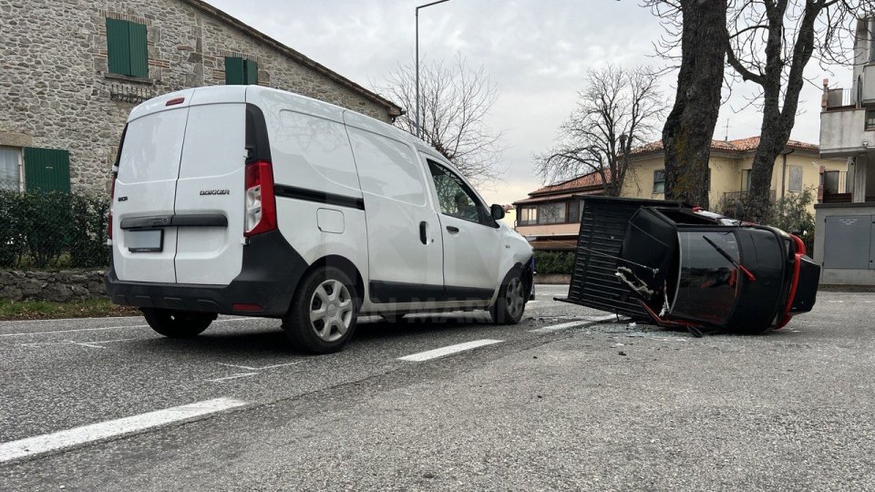 Scontro furgoncino-Apecar a Fiorentino, solo un grosso spavento per i conducenti [fotogallery]