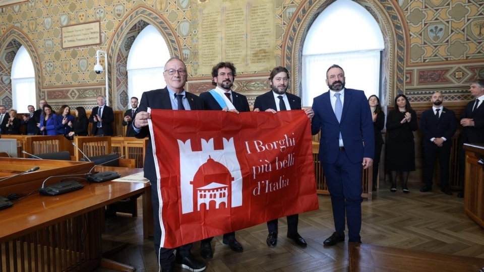 Issata la bandiera de “I Borghi più belli d’Italia”: il Centro Storico di San Marino è “Ospite internazionale” del prestigioso network