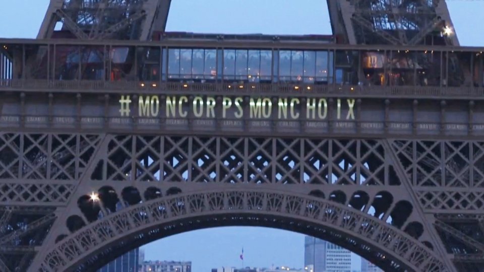 Una delle scritte comparse sulla Tour Eiffel per celebrare il voto storico