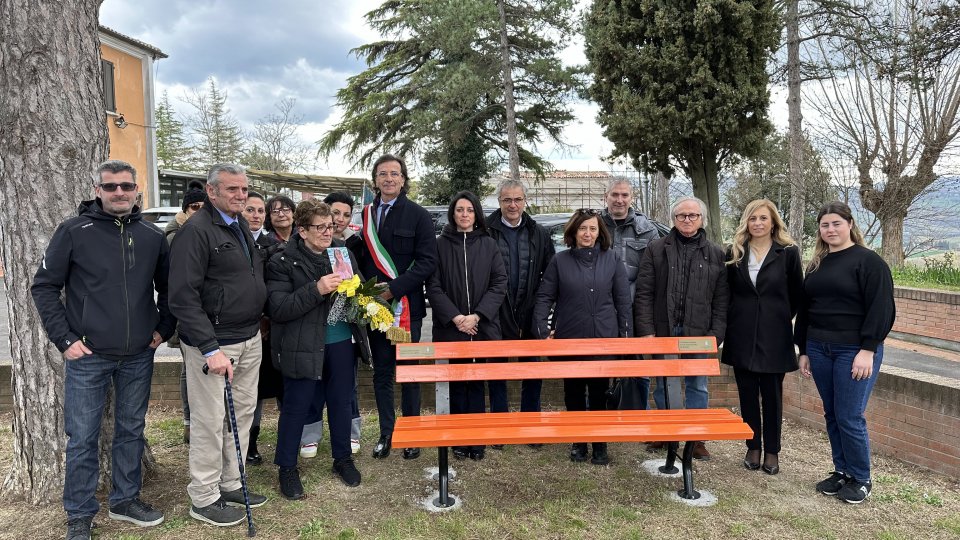 Inaugurate una panchina arancione a Mulazzano dedicata ad Antonella Orrù, scomparsa per Sla nel 2023