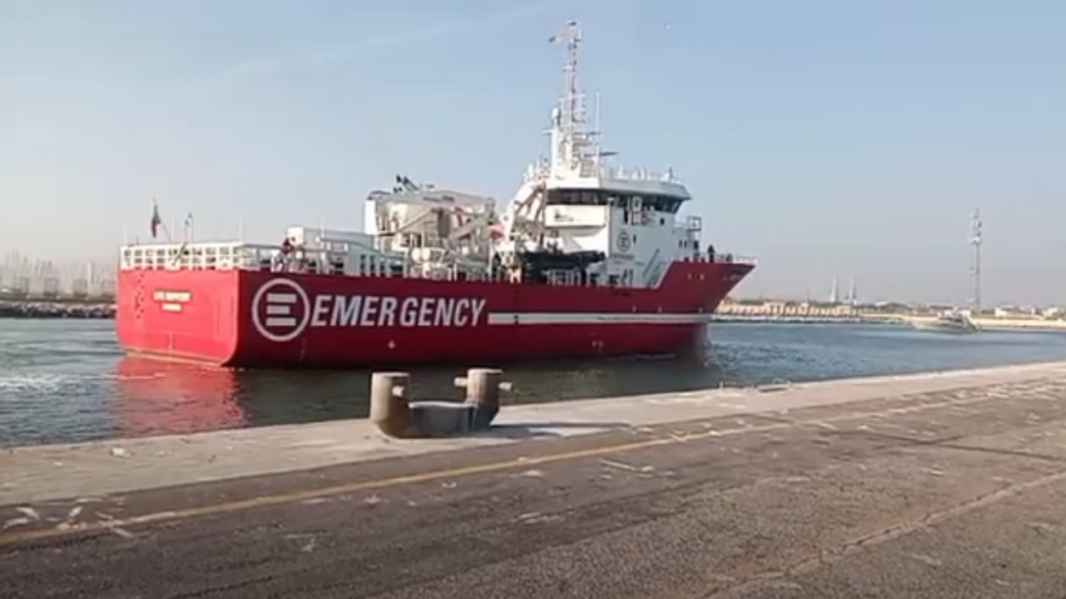 Ravenna: sbarca la nave di Emergency con 71 migranti