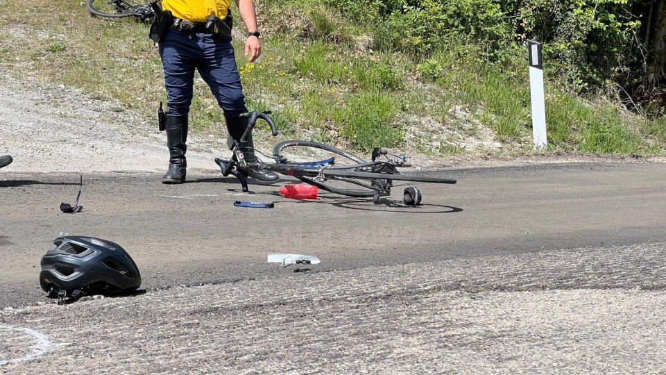 Chiesanuova: ciclista carambola sull'asfalto "rasato", ricoverato all'Infermi