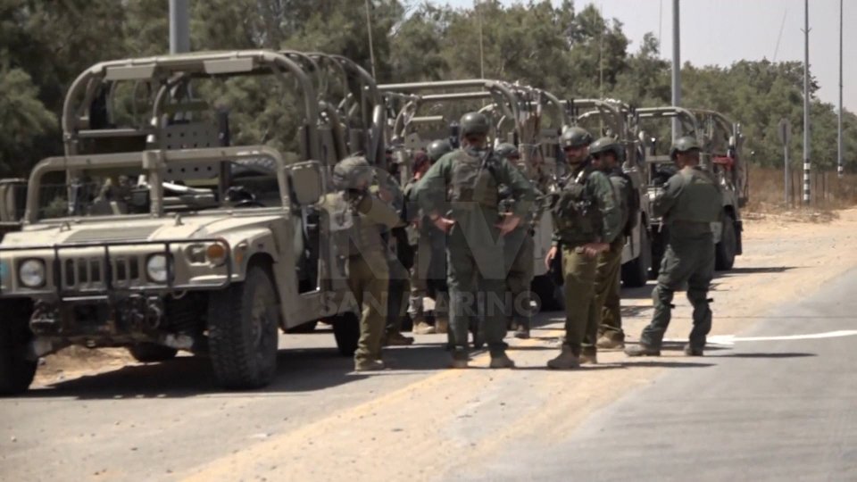 Medio Oriente: Israele bombarda Rafah e prende il controllo del valico, almeno 8 morti