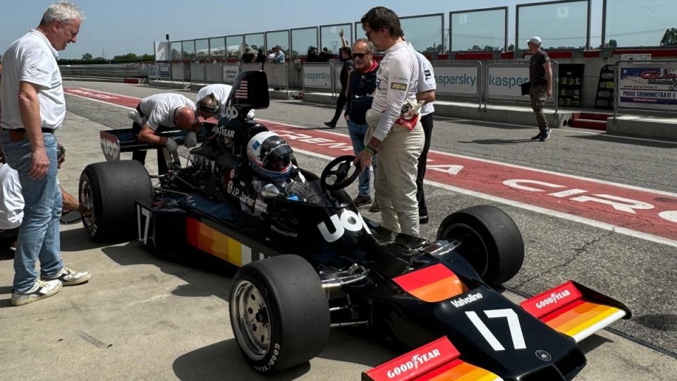 Marco Bianchini al volante della Shadow DN5 nei test in preparazione del Gran Premio Storico di Monaco