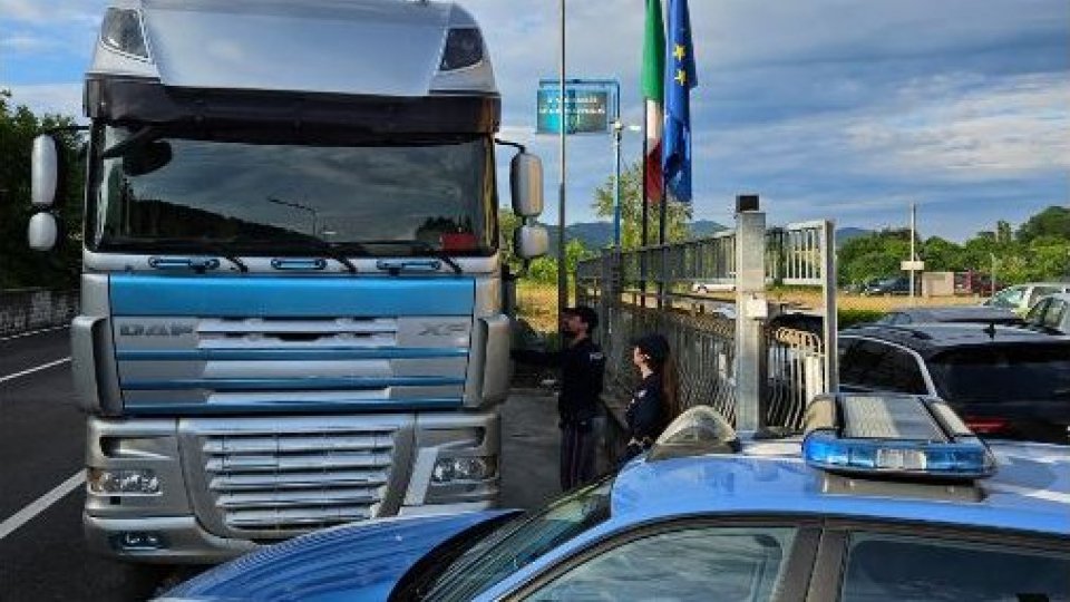 Presenta documento di guida falso, denunciato camionista