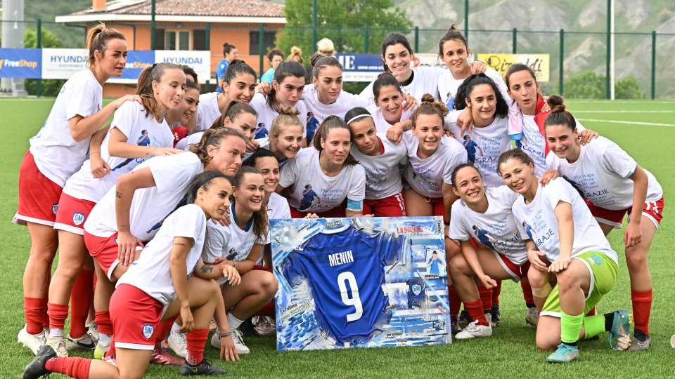 L'omaggio delle compagne di squadra a Yesica Menin (Foto: San Marino Academy)