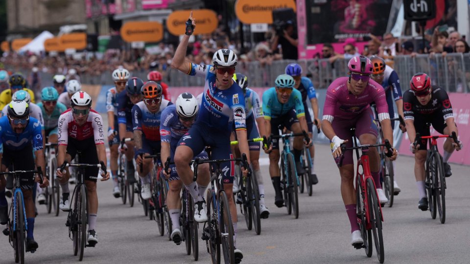 Giro d'Italia: Tim Merlier batte al fotofinish Milan