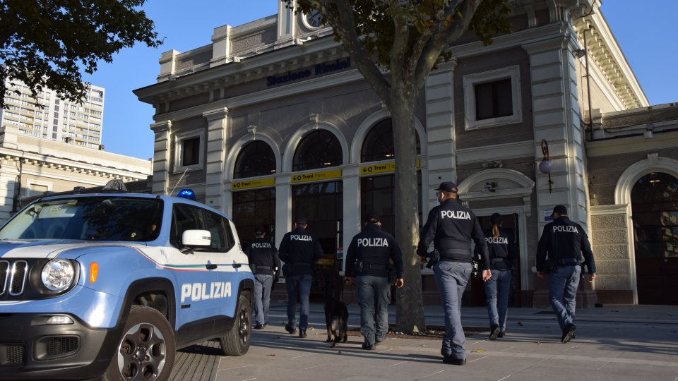 Ritrovato cadavere sui binari a Rimini, indaga la Polizia