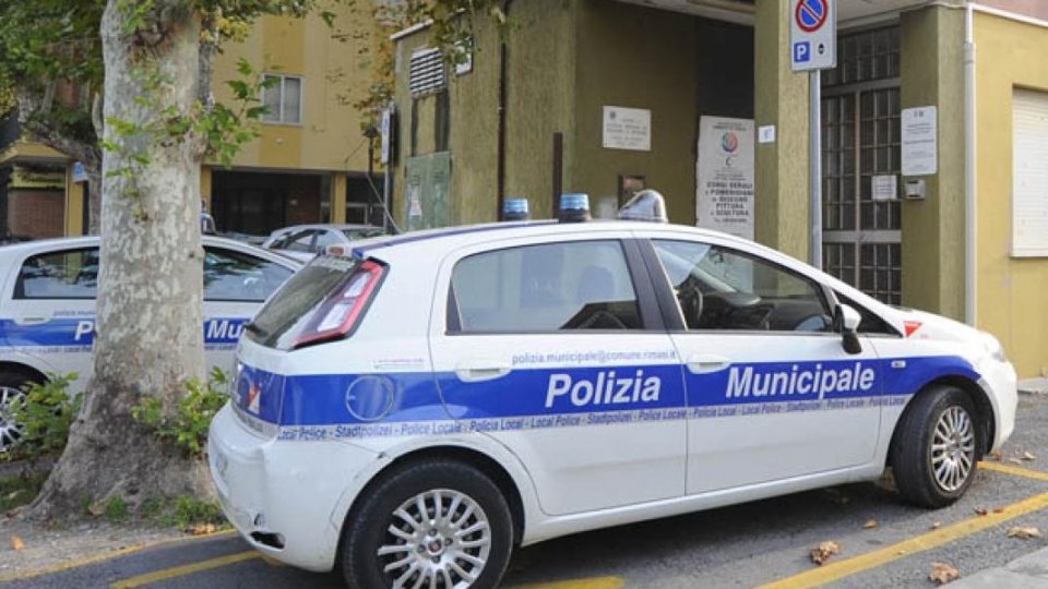 Rimini: danneggia l’auto della polizia, identificato dalle telecamere e denunciato