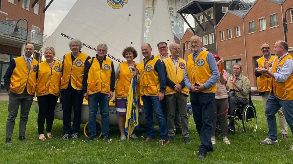 Una barca per le persone con disabilità: la donazione dal Lions Club all'associazione Marinando Ravenna