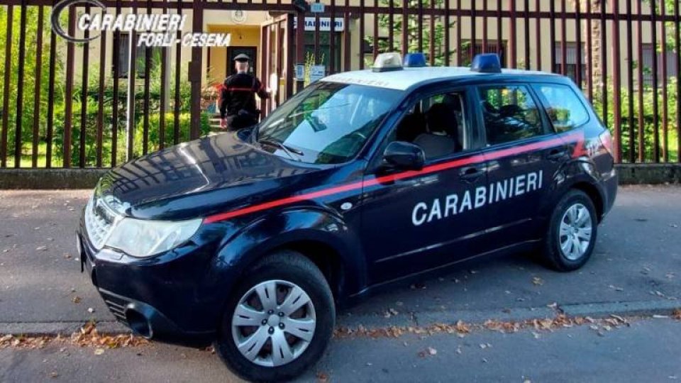 Forlì: donna 70enne cosparge l'auto dell'ex con le sue deiezioni, colta in flagrante e arrestata
