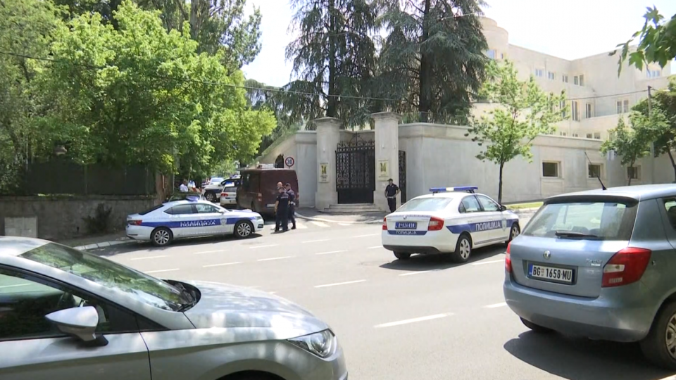 Attacca con una balestra l'Ambasciata di Israele a Belgrado: ferito un poliziotto. Ucciso l'assalitore