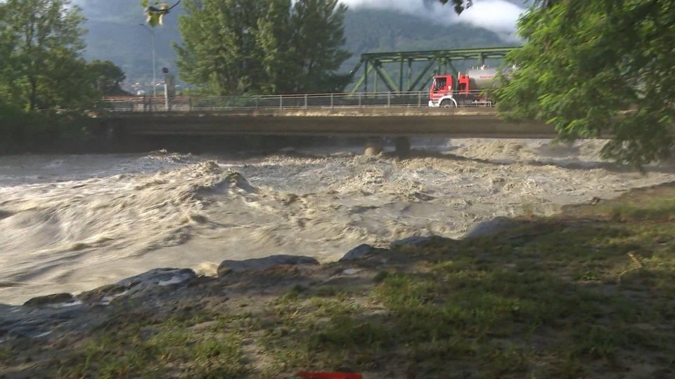 Lo straripamento di un fiume in Valle d'Aosta ripreso dal web