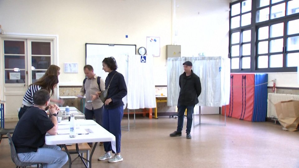 Elezioni Francia: timori di disordini in vista dei primi exit-poll. Affluenza a livelli record