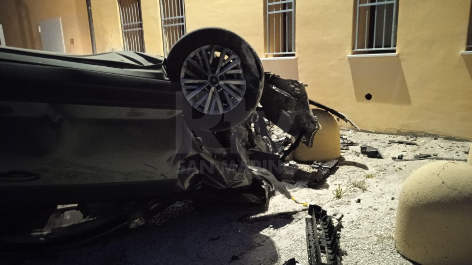 Sassofeltrio: auto a folle velocità contro il muro di una azienda, in rianimazione al Bufalini