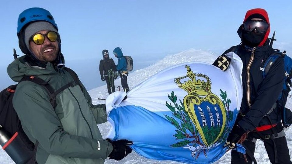 La bandiera di San Marino sulla vetta del Monte Bianco