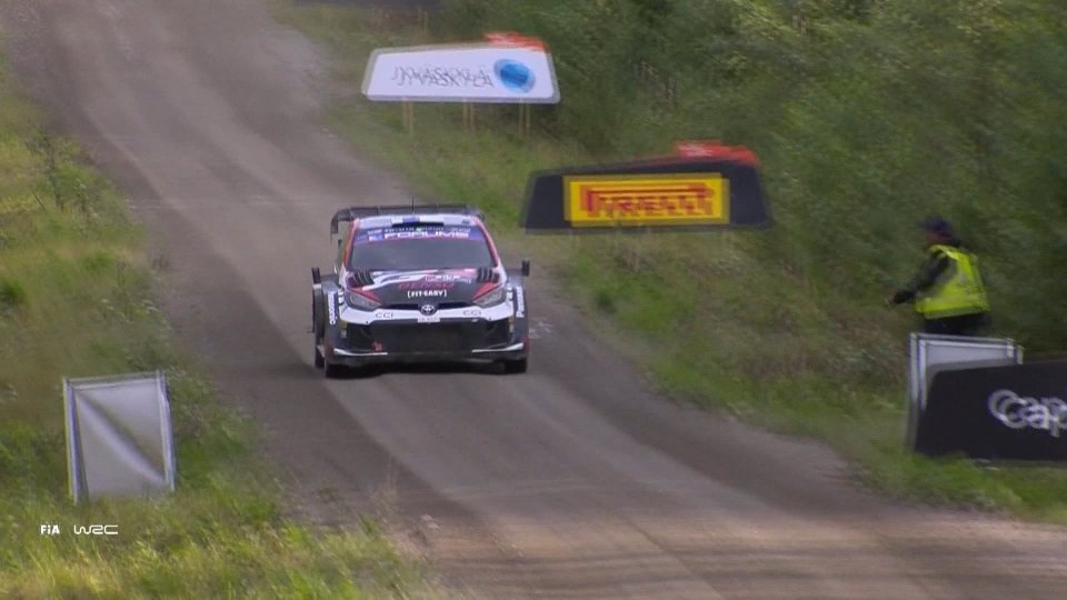 WRC, in Finlandia Rovanpera fa tripletta e allunga