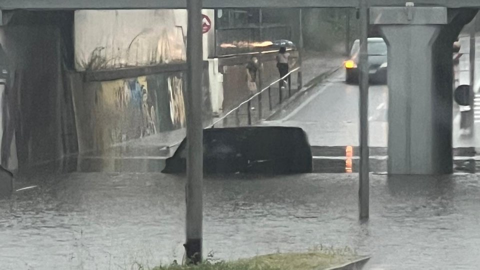 Forte temporale a Rimini, strade e sottopassi allagati, blackout