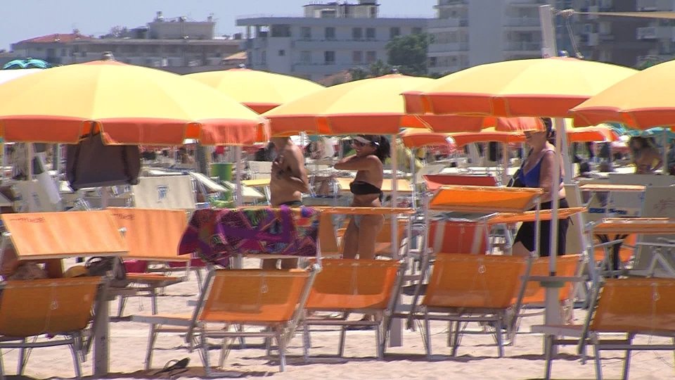 Balneari in agitazione, ombrelloni chiusi il 9 agosto