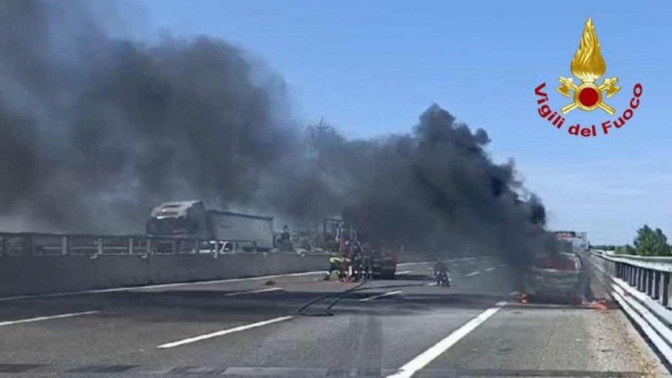 Auto in fiamme in A14 all'altezza di Falconara, ustionato il conducente