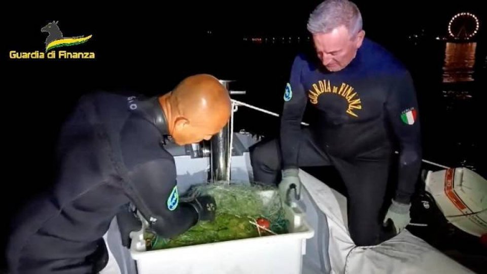 Rimini: sequestrata rete da pesca abusiva di 150 metri alla foce del Marecchia