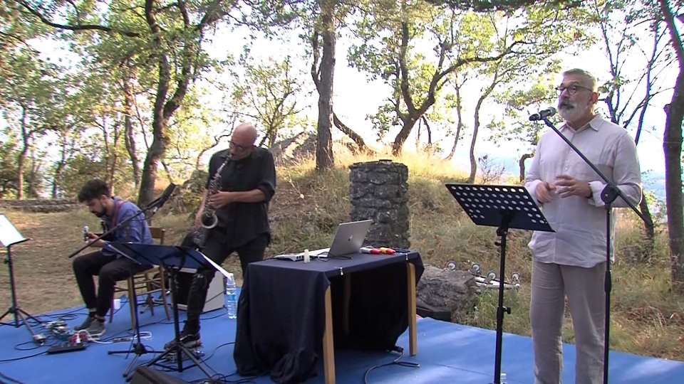 Ieri sera "Il Castello e le sue storie": Paolo Rondelli voce recitante, con Marcello Abate alla chitarra e Simone La Maida al sax