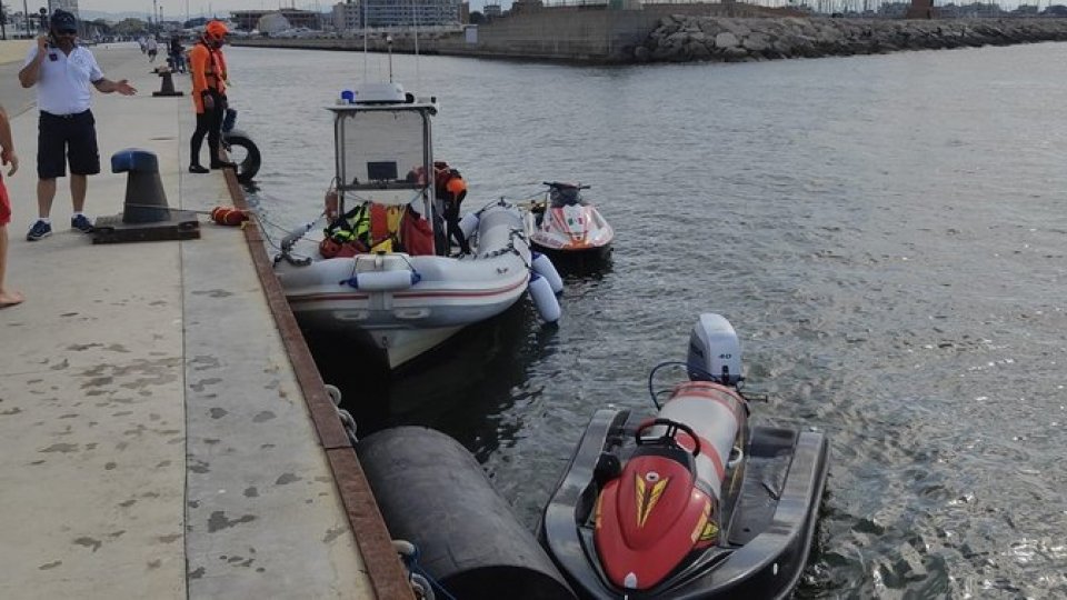 Rimini: moto d'acqua in avaria urta la scogliera, soccorse tre persone