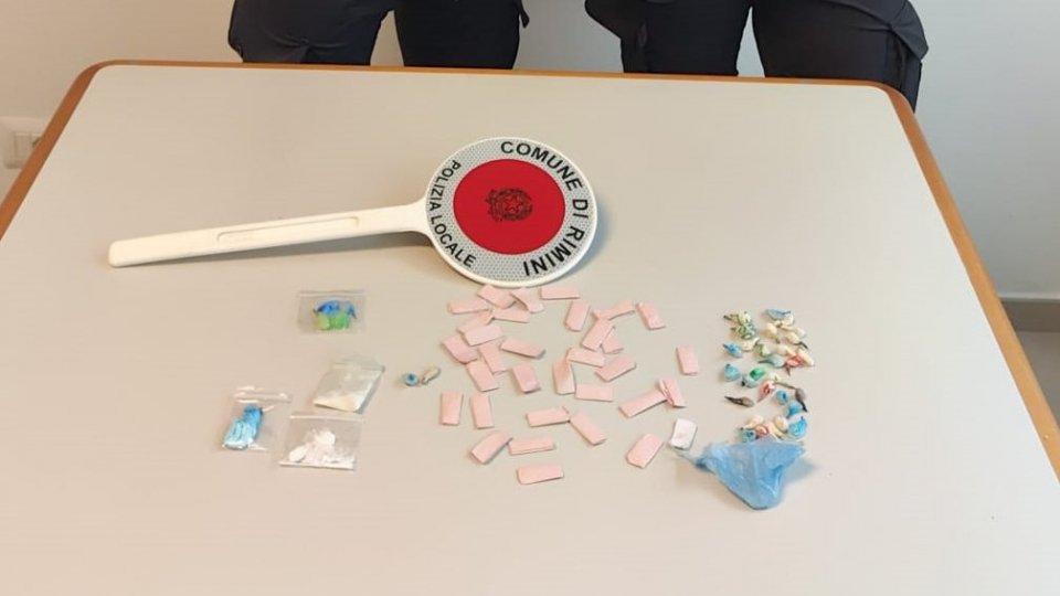 Rimini, 20enne arrestata per spaccio: sorpresa in un locale con 77 dosi di droga nel marsupio